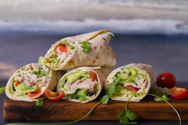 Avokado, domates ve buzdağı marullu tavuk dürümü. Tortilla, burrito, sandviç, karışık börek.