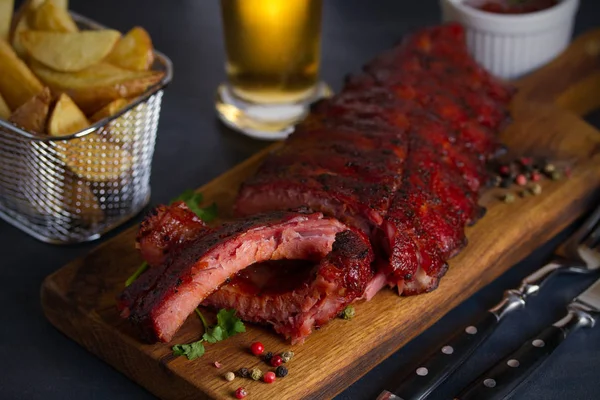 Revbensspjäll Grillsås Pommes Frites Och Lättöl Övergripande Bild — Stockfoto