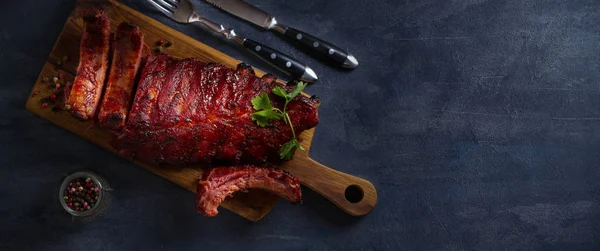 Barbekü soslu pirzola. Yukarıdan görüntüle, boşluğu kopyala, metin için yer