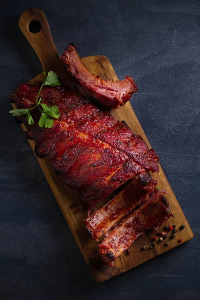 Ribbetjes Met Barbecuesaus Verticaal Bovenstaand Beeld — Stockfoto