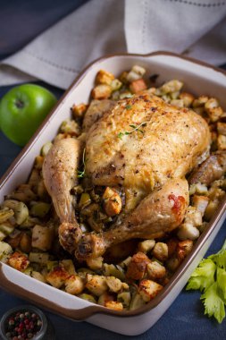 Elmalı kızarmış tavuk, ekmek ve kereviz dolması. dikey resim