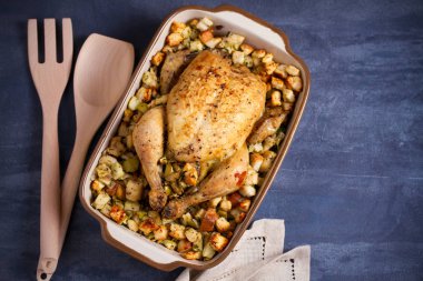 Elmalı kızarmış tavuk, ekmek ve kereviz dolması. Yukarıdaki yatay resim, metin için yer