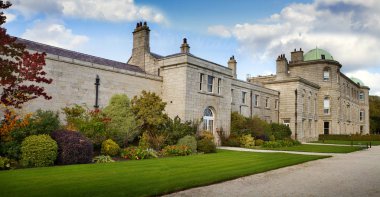 Enniskerry, County Wicklow, İrlanda - 28 Ekim 2019: Powerscourt House and Gardens İrlanda 'nın en önemli turistik merkezlerinden biridir. Powerscourt Malikânesi
