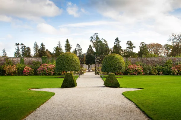 Enniskerry, County Wicklow, İrlanda - 28 Ekim 2019: Powerscourt House and Gardens İrlanda 'nın en önemli turistik merkezlerinden biridir. Duvarlı bahçeye bak