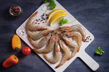 Tahtada pişirmek için malzemeli taze çiğ karides. Deniz ürünleri.