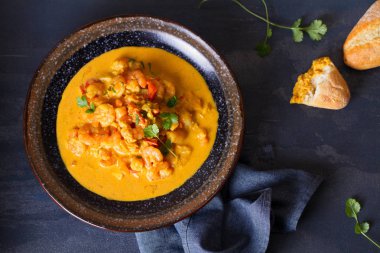 Kremalı, baharatlı, körili karides. Deniz ürünleri tabağı. Yukarıdan görüntüle, en üstten