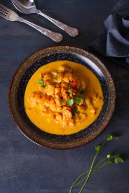 Kremalı, baharatlı, körili karides. Deniz ürünleri tabağı. Yukarıdan görüntüle, en üstten