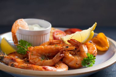 Çiğ et, ahşap doğrama tahtasında biftek. Yukarıdan bak, yukarıdan. Boşluğu kopyala