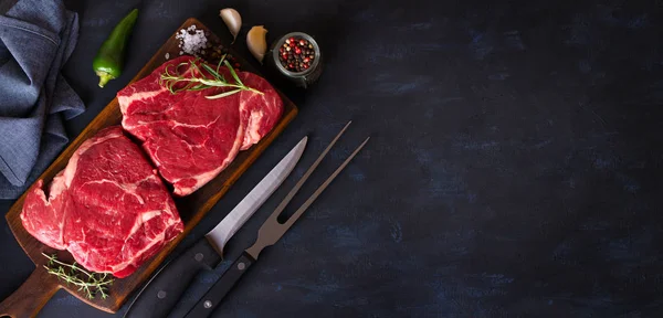 生の新鮮な肉 木のまな板の上の牛肉ステーキ 上からの眺め 上からの眺め スペースのコピー — ストック写真