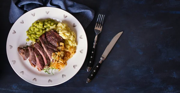 Bifteck Bœuf Filet Grillé Avec Purée Pommes Terre Petits Pois — Photo