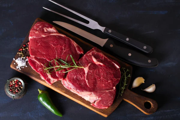 生の新鮮な肉 木のまな板の上の牛肉ステーキ 上からの眺め 上からの眺め — ストック写真