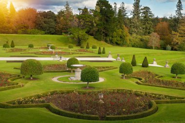 Enniskerry, County Wicklow, İrlanda - 28 Ekim 2019: Powerscourt House and Gardens İrlanda 'nın en önemli turistik merkezlerinden biridir.