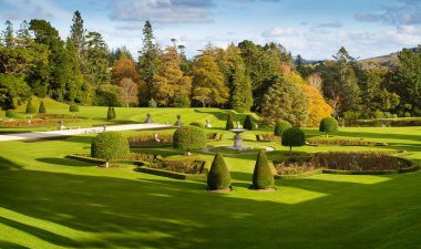 Enniskerry, County Wicklow, İrlanda - 28 Ekim 2019: Powerscourt House and Gardens İrlanda 'nın en önemli turistik merkezlerinden biridir.