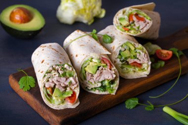 Hindi, avokado, domates ve buzdağı maruluyla sarmalanır. Tortilla, burrito, sandviç, karışık börek.