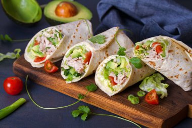 Hindi, avokado, domates ve buzdağı maruluyla sarmalanır. Tortilla, burrito, sandviç, karışık börek.