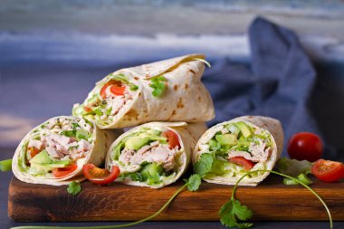 Hindi, avokado, domates ve buzdağı maruluyla sarmalanır. Tortilla, burrito, sandviç, karışık börek.