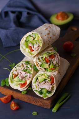 Hindi, avokado, domates ve buzdağı maruluyla sarmalanır. Tortilla, burrito, sandviç, karışık börek.