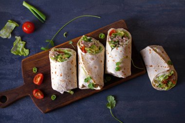 Hindi, avokado, domates ve buzdağı maruluyla sarmalanır. Tortilla, burrito, sandviç, karışık börek.