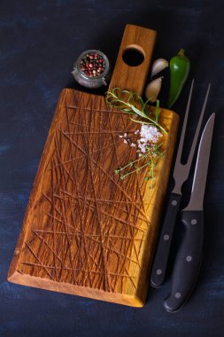 Kesme tahtası ve koyu arkaplanda baharat. Yukarıdan bak, yukarıdan. Metin için alanı kopyala