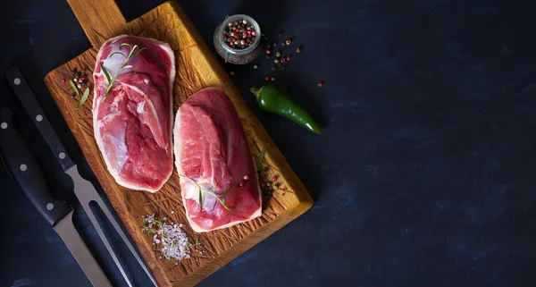 生の新鮮な肉 木のまな板に鴨の胸肉の切り身 上からの眺め 上からの眺め テキストのコピースペース — ストック写真