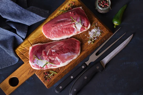 Rauw Vers Vlees Eendenborstfilet Houtsnijplank Uitzicht Van Bovenaf Bovenaanzicht — Stockfoto