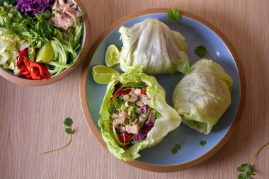 Mavi tabakta hindi ve sebzeli marul dolması. Sağlıklı diyet yemekleri. Genel Görüntü