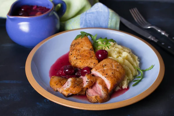 Entenbrust Mit Kirschweinsoße Und Kartoffelpüree — Stockfoto