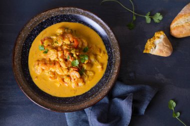 Bir kase karides köri.