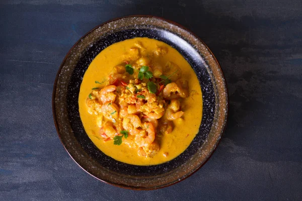 Bir kase karides köri.