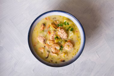 Somon, karides, yengeç eti ve midyeli deniz ürünleri çorbası. Yukarıdan görüntüle, en üstten