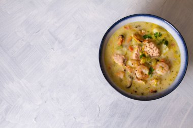 Somon, karides, yengeç eti ve midyeli deniz ürünleri çorbası. Yukarıdan görüntüle, en üstten