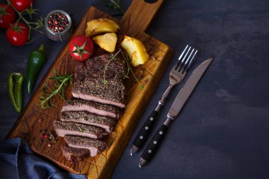 Biberiye ve domatesli biftek fileto. Yatay görüntünün üstünde