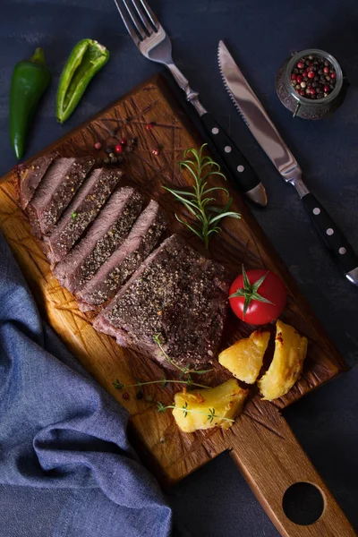 Biefstuk Filet Met Geroosterde Aardappelen Rozemarijn Tomaten Verticaal Bovenstaand Beeld — Stockfoto