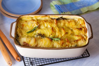Patates graten (krema ve tereyağlı). Deniz tarağı ya da patates püresi.