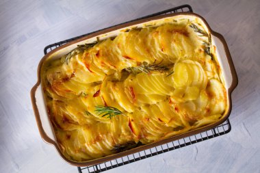 Patates graten (krema ve tereyağlı). Patates püresi ya da patates püresi. Yukarıdan görüntüle, en üstten