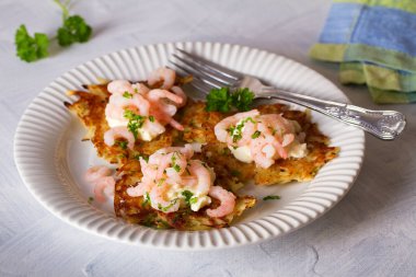 Krem peynirli ve karidesli patates kekleri. Sebzeli börek, latke, draniki. Sebzeli krep.