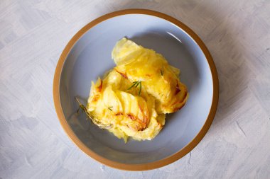 Patates graten (krema ve tereyağlı). Patates püresi ya da patates püresi. Yukarıdan görüntüle, en üstten