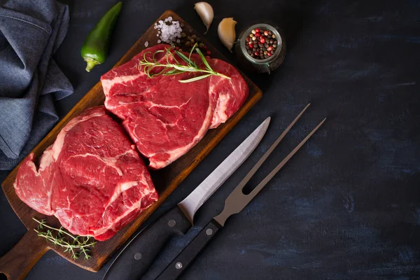 Rauw Vers Vlees Biefstuk Filet Hout Snijplank Donkere Achtergrond Overhead — Stockfoto