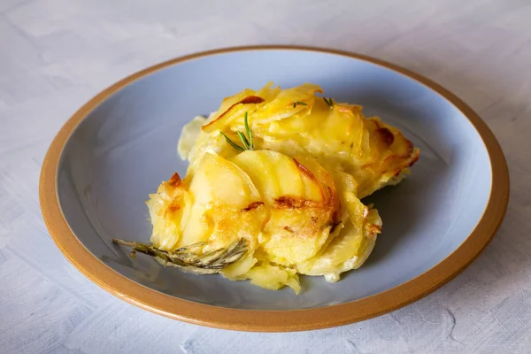 Patates graten (krema ve tereyağlı). Deniz tarağı ya da patates püresi.