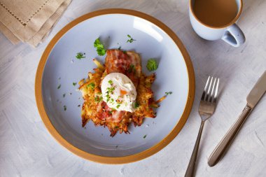 Üzerine pastırma ve haşlanmış yumurta konulmuş patates keki. Sebzeli börek, krep. Yukarıdan görüntüle, en üstten