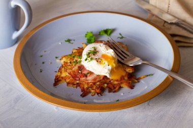 Üzerine pastırma ve haşlanmış yumurta konulmuş patates keki. Sebzeli börek, krep.