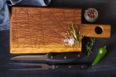 Kesme tahtası ve baharat. Et, balık, yiyecek için arka plan. Düz yat, boşluğu kopyala