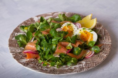 Somon yumurtası turpu ve kuzu salatası. Sağlıklı diyet yemekleri