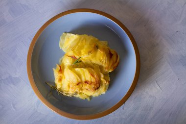 Mavi tabakta patates graten. Patates püresi ya da patates püresi. Yatay görüntünün üstünde