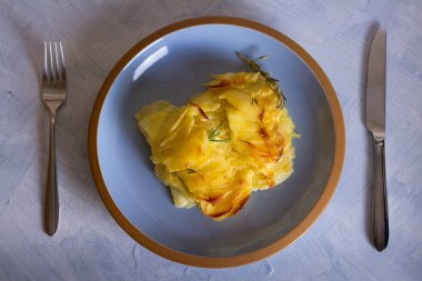 Mavi tabakta patates graten. Patates püresi ya da patates püresi. Yatay görüntünün üstünde