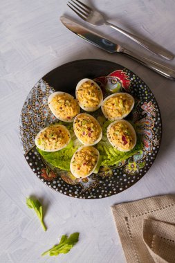 Haşlanmış yumurta. Yumurta dolması, aperatif. Düz görünüm