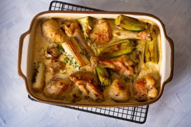 Ekşi krema soslu fırında tavuk, pırasa ve kekik. Yukarıdan görüntüle, en üstten 