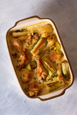Ekşi krema soslu fırında tavuk, pırasa ve kekik. Yukarıdan görüntüle, en üstten 