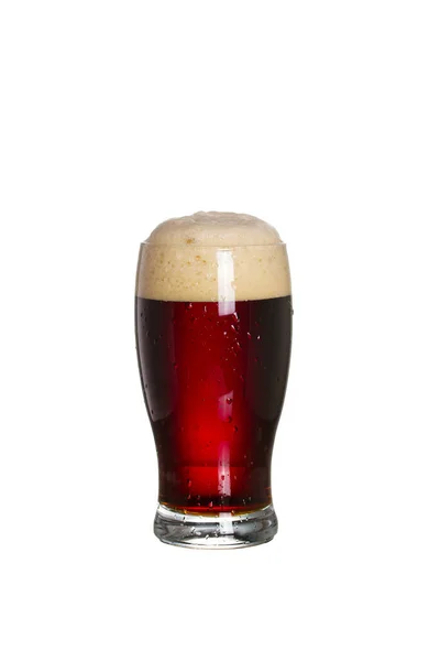 泡のキャップを持つ赤いダークビールのガラス 白い背景に孤立したエールのガラス — ストック写真