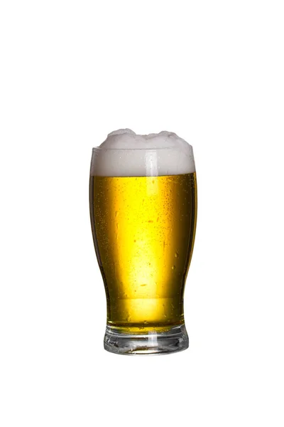 泡のキャップとラガービールのガラス 白い背景に孤立したエールのガラス — ストック写真